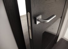 Как правильно вставить ручку в межкомнатную дверь?